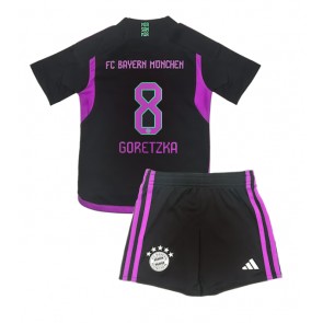 Bayern Munich Leon Goretzka #8 Bortaställ Barn 2023-24 Kortärmad (+ Korta byxor)